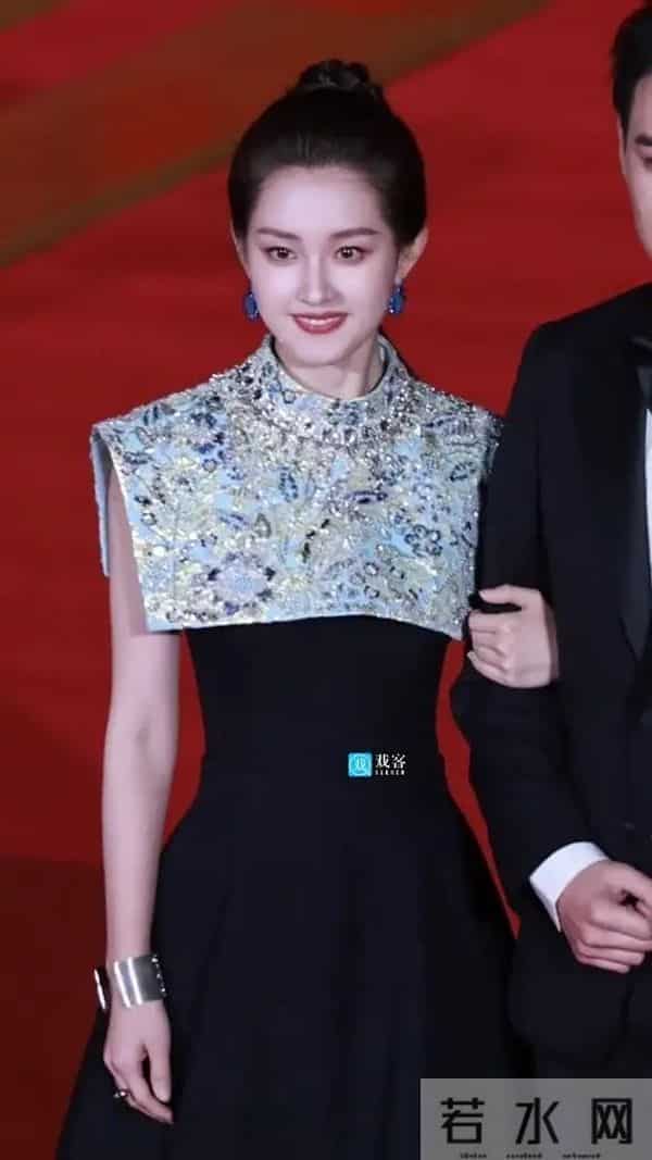 “短剧女王”郭宇欣真实颜值曝光,方脸龅牙大粗腿,26岁模样成熟