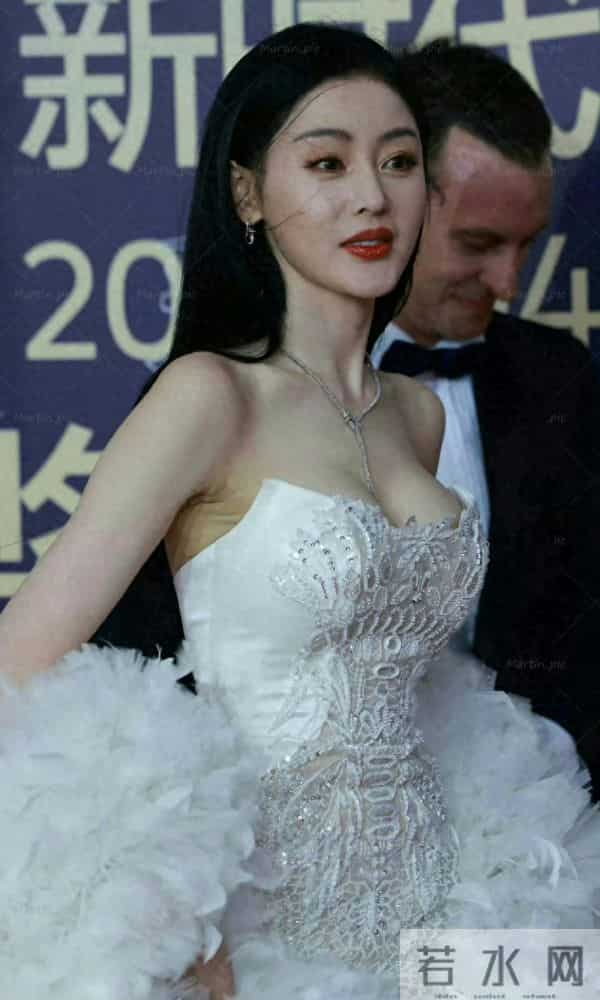 张天爱活动生图也太美了吧！这韵味也太有张力了。