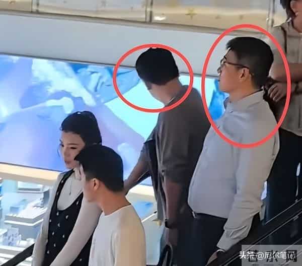 65岁梁安琪带奚梦瑶逛奢店,不敢上扶梯想走没成功,何猷君显尴尬