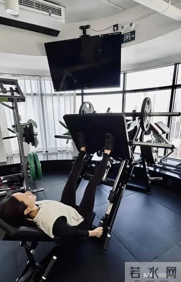 42岁沈佳妮晒健身照!腰臀比绝,难怪朱亚文对她是生理喜欢!