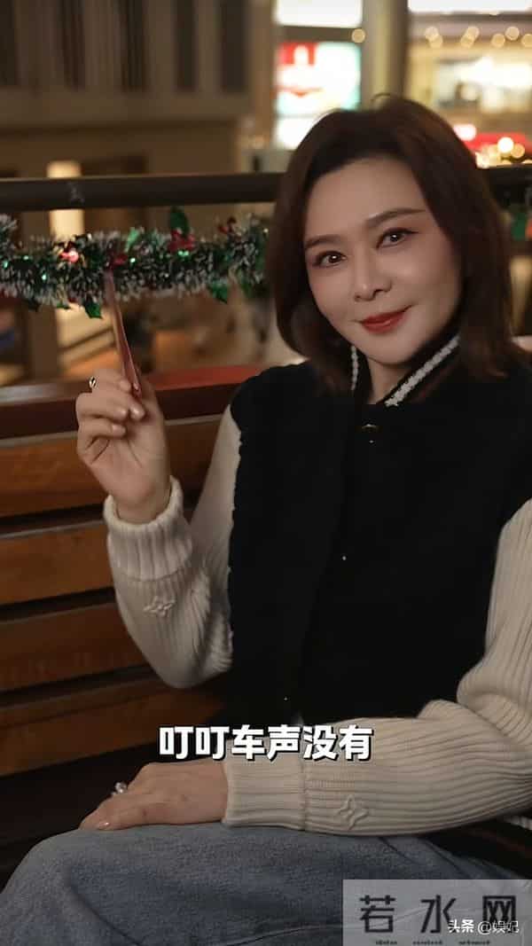 63岁关之琳最新穿搭：齐肩发+拼接上衣+阔腿裤，减龄时髦，像40岁