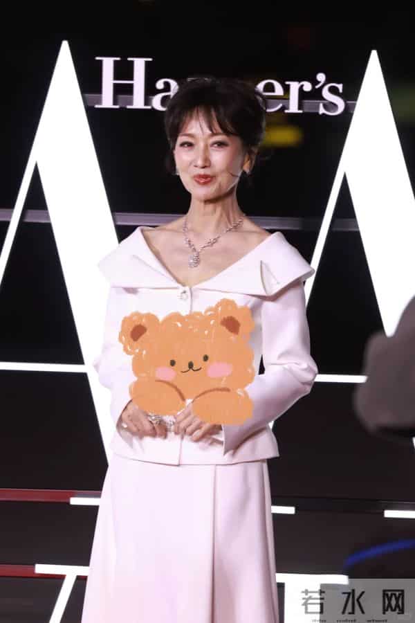 上海红毯太真实，谭卓脸肿，吉娜大小胸成谜，赵雅芝深V险走光