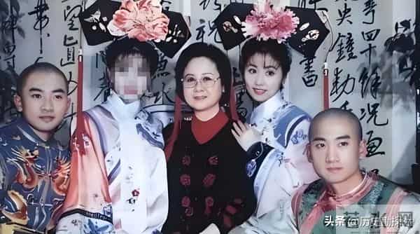 琼瑶和丈夫平鑫涛，在昆明石林旅游时，一张珍贵的合影，很浪漫