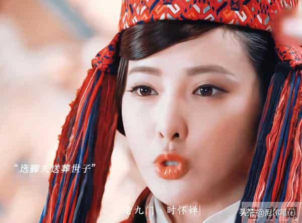 上海这一夜，搔首弄姿的彭小苒，被26岁王楚然秒了：妆再浓也白搭