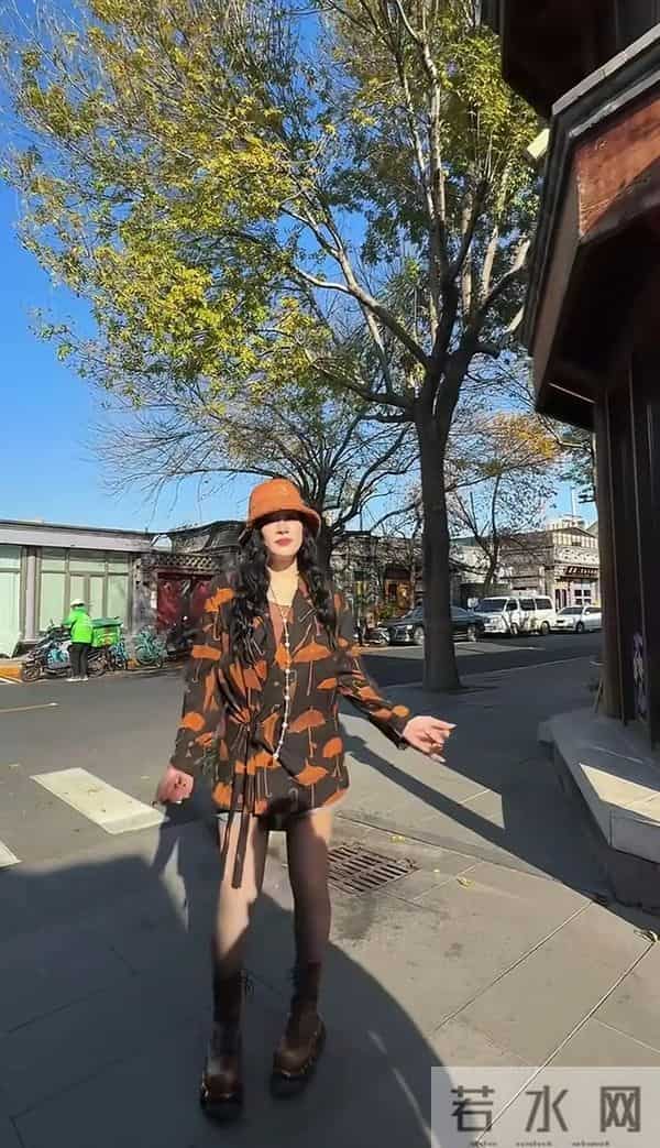 56岁钟丽缇,穿超短裙马路上跳舞,恣意洒脱有活力,人老心不老!