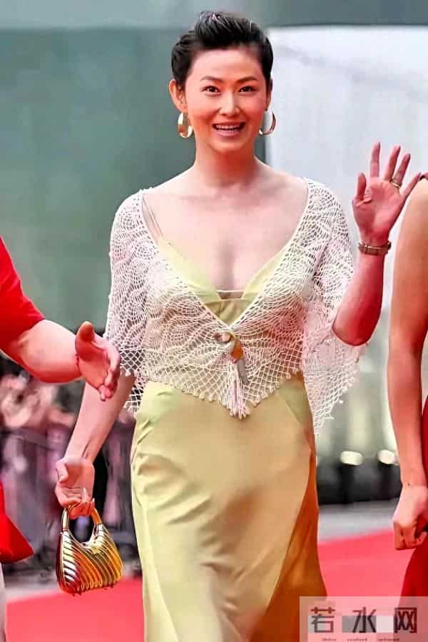 不愧是最美潘金莲，纯天然的大美女，颜值从年轻美到现在，真羡慕