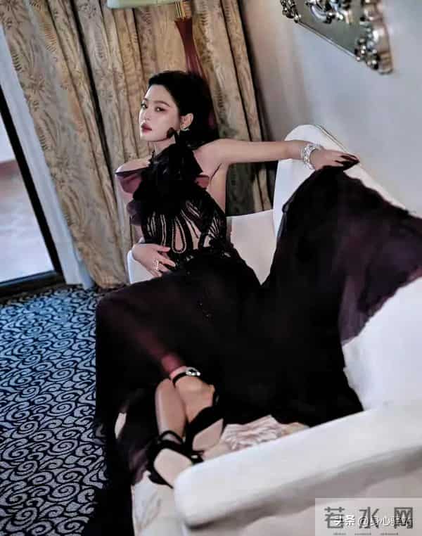 辛芷蕾穿搭惊艳，温柔慵懒美到犯规，原来是被角色耽误的时尚icon