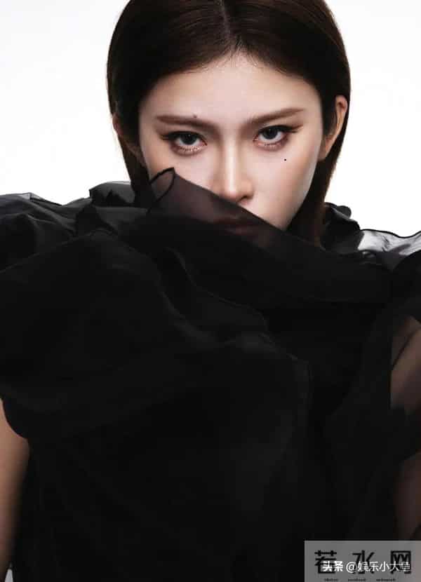 吴艳妮最新杂志大片,身材肌肉保持真好,随便一个动作都美翻了