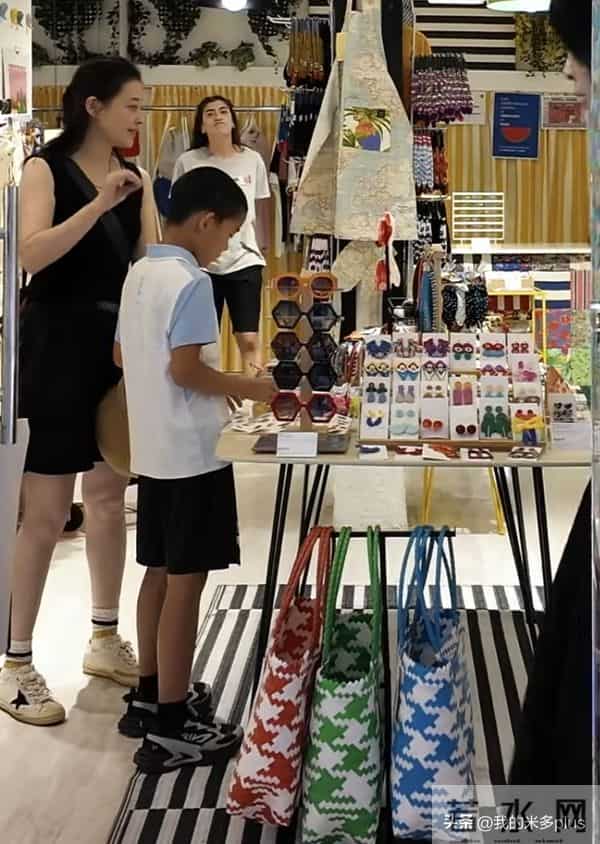 梅婷和弟媳逛街，娘家弟弟也是肿眼皮，大眼袋，12岁女儿打耳洞了