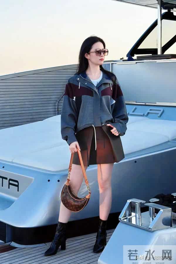 神仙姐姐刘亦菲身穿路易威登外套和短裙现身游艇，又御又酷！