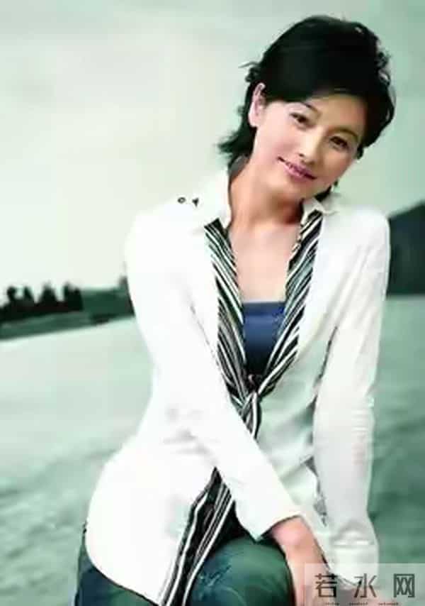 演员张延和丈夫的一张合影，她也老了，已不再是年轻时候的模样了