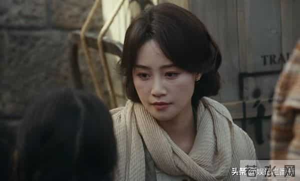 一脸苦相，眼神空洞，表情死板，没李纯的气质，谭凯也带不动她