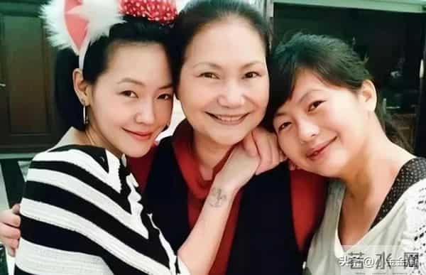 s妈痛哭,小s晒全家福,大s去世10个月,她们一家都变了