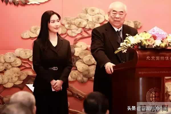 范曾露面回应，37岁徐萌近期产下独子，与54岁女儿断绝关系