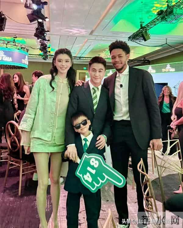 奚梦瑶陪丈夫婆婆逛商场,穿黑色背心裙小腹隆起,像怀孕三四个月