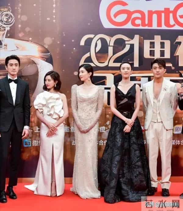 不合影不知道，一合影全露馅！原来这些明星都是潜藏的“小土豆”