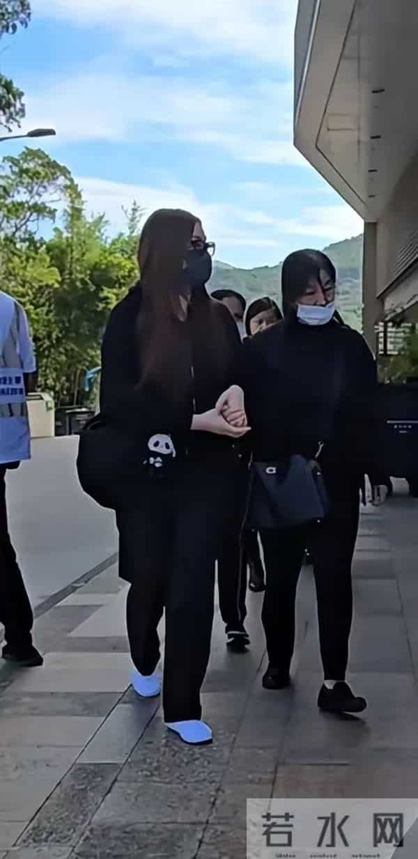 突发！马国明父亲离世，出殡过程曝光，汤洛雯搀扶着婆婆送别公公