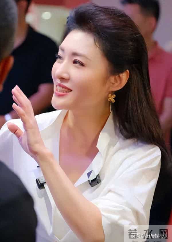 她“抛弃”前夫再嫁百亿富豪，从央视辞职8年，今56岁跨行当演员