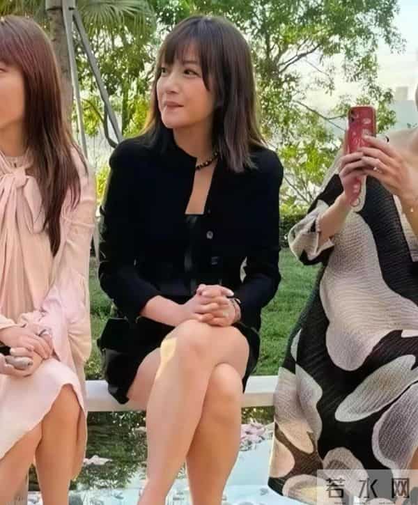 面相又变了！49岁赵薇近况曝光，又老又瘦没架子，却再无回头路走