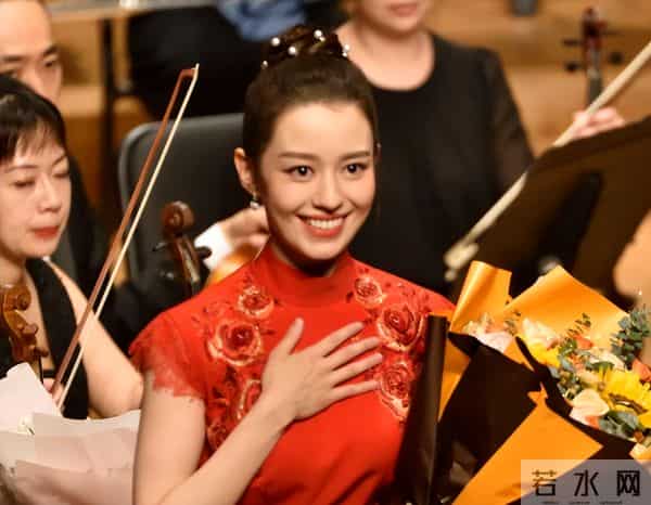 北京酒会“见光死”，高清镜头暴露真实颜值，吉娜“假胸”太尴尬