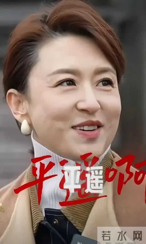 张蕾现身平遥，驼色大衣配高领衫，气质温婉，颜值在线