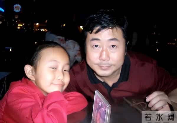 前央视主持方宏进现状：定居香港，63岁满脸沧桑，摇身一变成商人