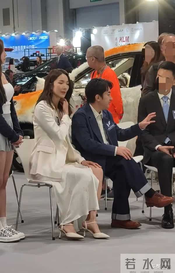 45岁王祖蓝和老婆现身香港，李亚男身材高挑美腿修长，打扮时尚！