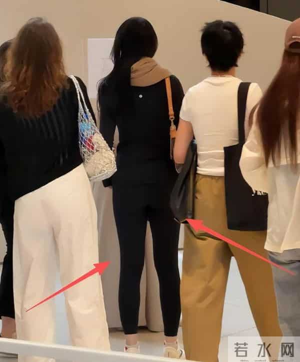 刘亦菲现身阿联酋，离开美颜滤镜，真实状态曝光，两条腿尤为吸睛