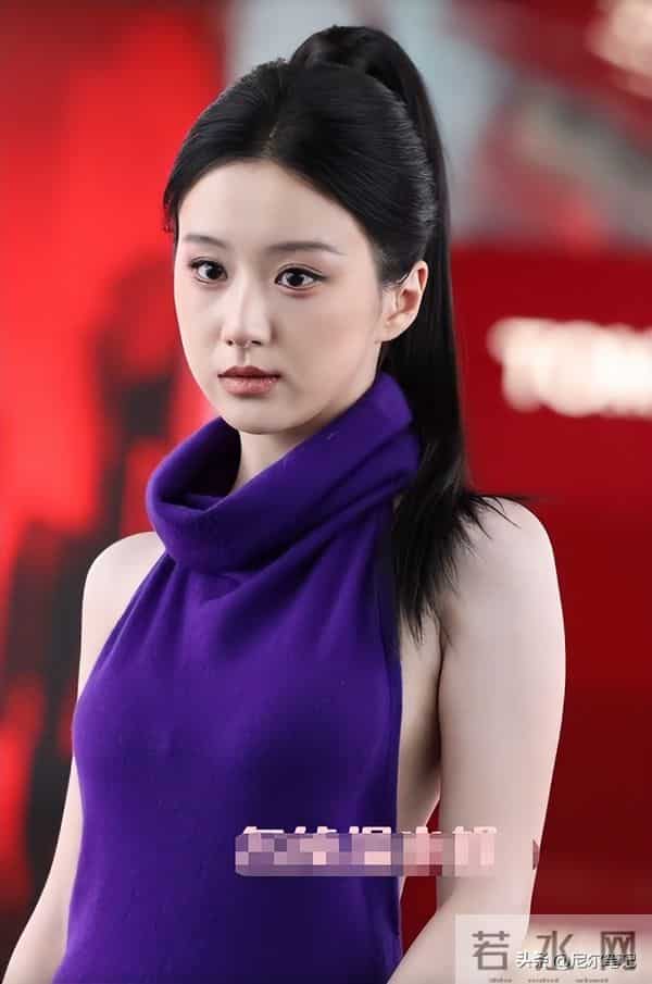 上海这一夜，搔首弄姿的彭小苒，被26岁王楚然秒了：妆再浓也白搭