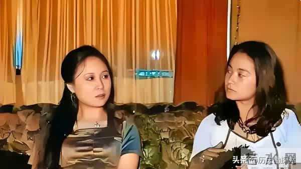 琼瑶和丈夫平鑫涛，在昆明石林旅游时，一张珍贵的合影，很浪漫