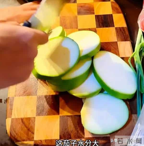 贾冰北京房子曝光,墙面斑点掉皮没高档家具,大铁锅做饭很接地气