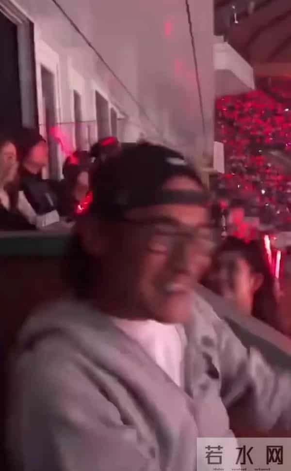 邱淑贞和昆凌坐一起看张学友演唱会，邱淑贞扎高马尾比昆凌漂亮！