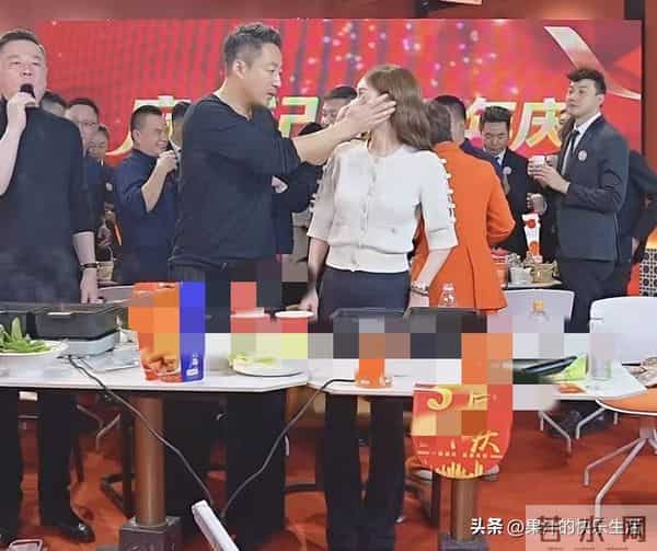 筱梅6点半陪箖玥吃早餐 挺孕肚参加公司活动！得到麻六记高层认可