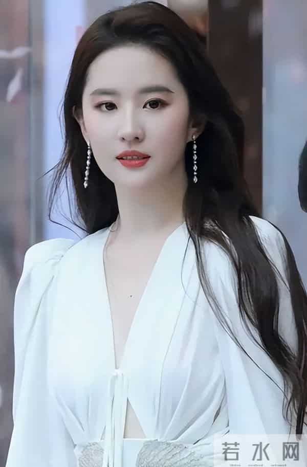 刘亦菲现身阿联酋，离开美颜滤镜，真实状态曝光，两条腿尤为吸睛