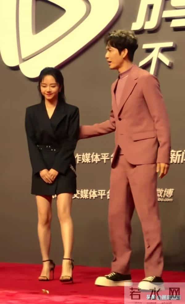 不合影不知道，一合影全露馅！原来这些明星都是潜藏的“小土豆”