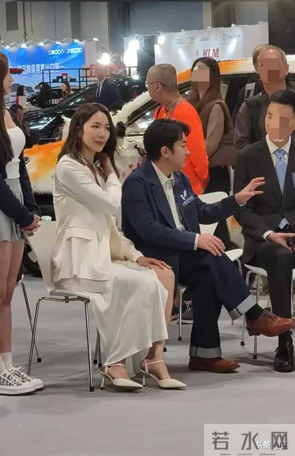 45岁王祖蓝和老婆现身香港，李亚男身材高挑美腿修长，打扮时尚！