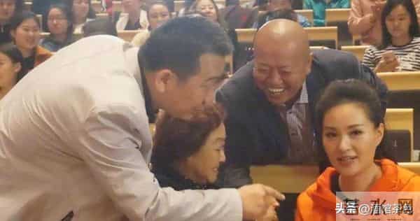 他俩原来是夫妻,她是著名歌唱家,12次上春晚,丈夫是企业董事长