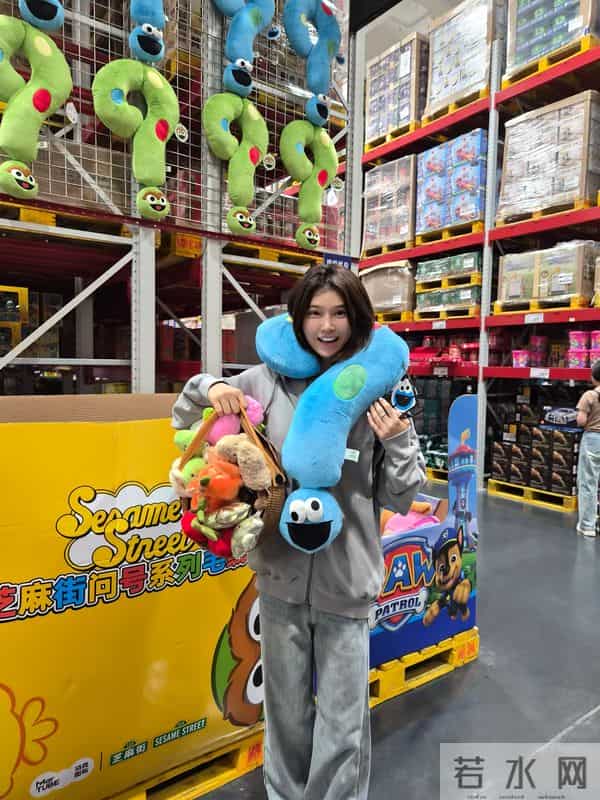 吴艳妮分享松弛生活，灰卫衣搭牛仔裤逛山姆，短发造型尽显灵动美