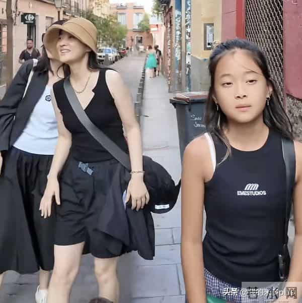 梅婷和弟媳逛街，娘家弟弟也是肿眼皮，大眼袋，12岁女儿打耳洞了