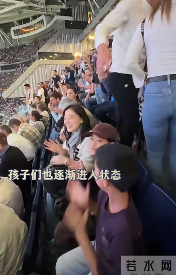 梅婷带娃游马德里,舅舅堪比男版梅婷,快快戴了耳环看起来挺酷!