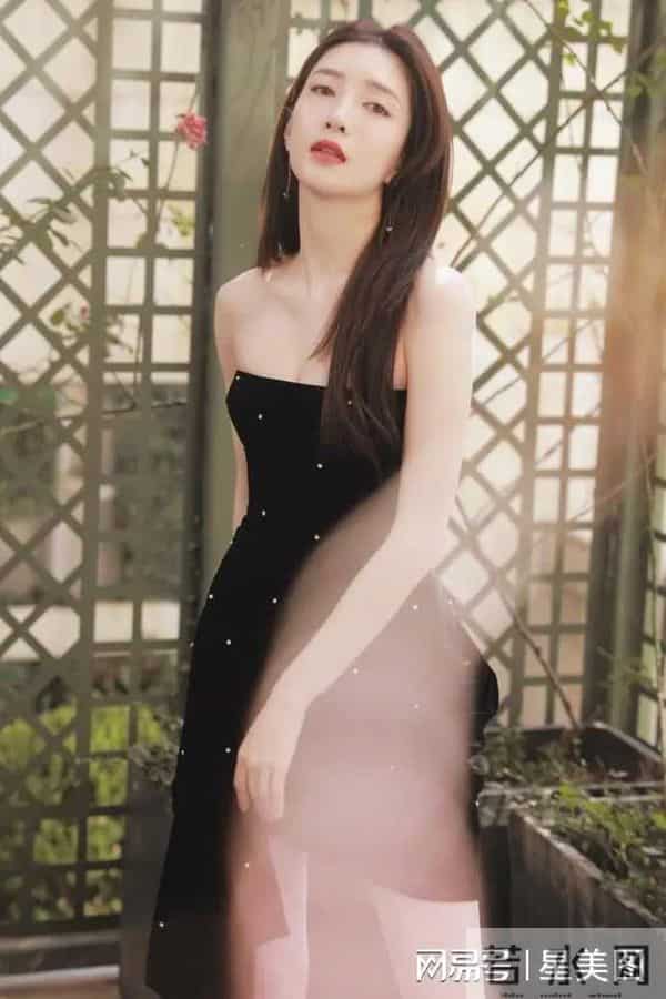 江疏影脚踩黑色一字带高跟凉鞋,大秀白皙美腿玉足