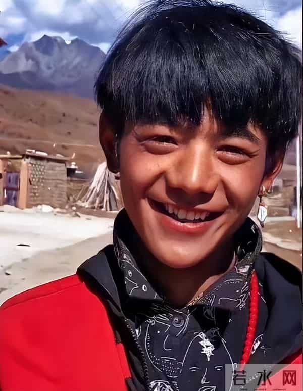 上海红毯太真实，谭卓脸肿，吉娜大小胸成谜，赵雅芝深V险走光