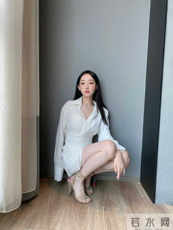 蒋梦婕喜欢蹲着拍照