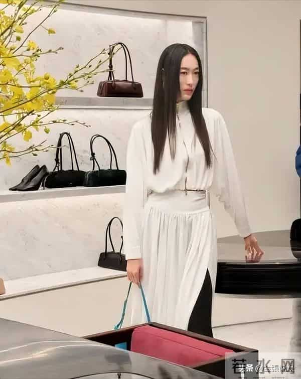 北京酒会太真实，吉娜"假胸"尴尬，娜然脸肿胀，秦舒培一脸男相