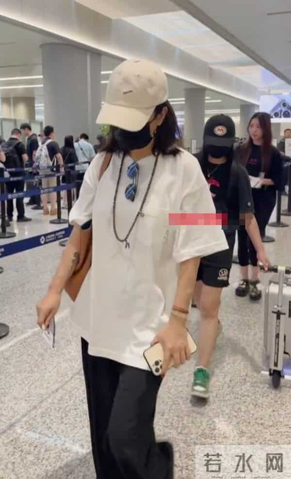 封杀4年后，赵薇带3个助理现身北京机场，脸小一圈引猜测：想复出