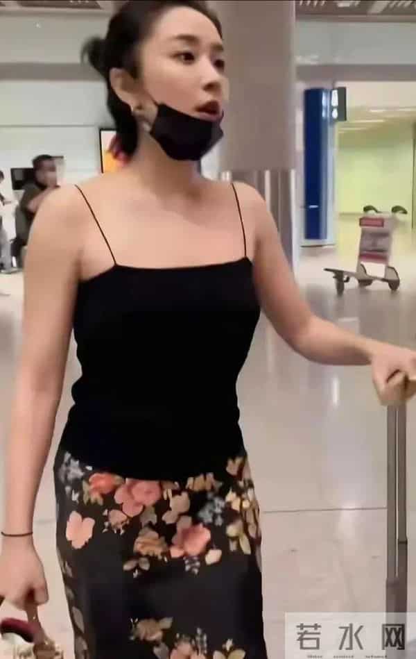 惊了！高叶机场造型太敢穿，黑吊带配花裤“大嫂”范直接溢出屏幕