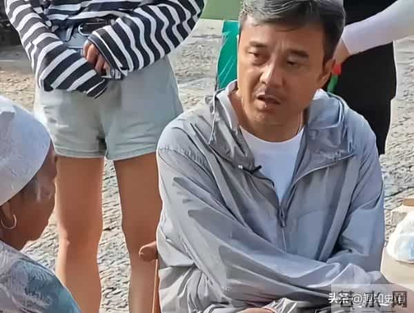 51岁汪涵现状:常年居住在长沙,穿人字拖嚼槟榔,大烟斗不离身