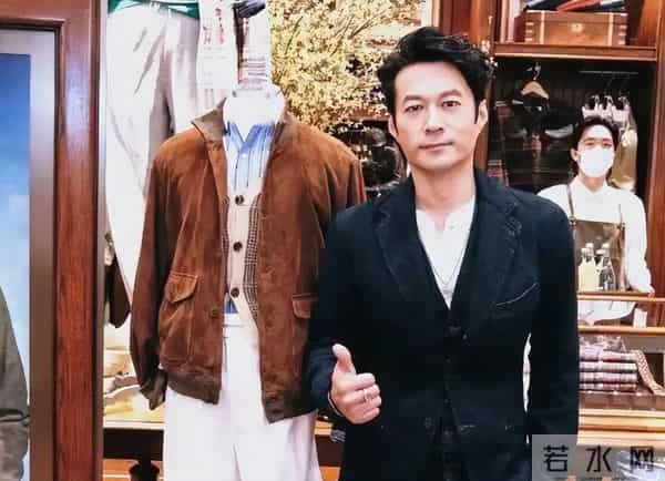 黄渤没说错,53岁未婚,为尽孝定居青岛的谭凯,已走上另一条大道