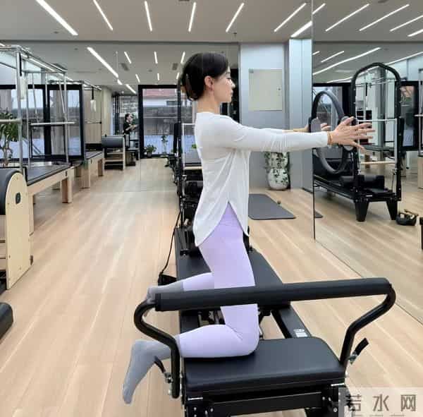 38岁袁姗姗晒健身美照，小腹平坦零赘肉，马甲线优越太绝了