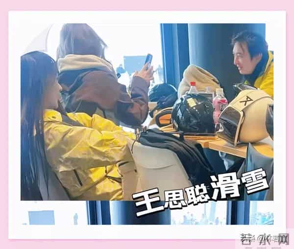 王思聪晒滑雪照,穿粉色貂皮,戴着可爱的帽子,手拿咖啡,很惬意